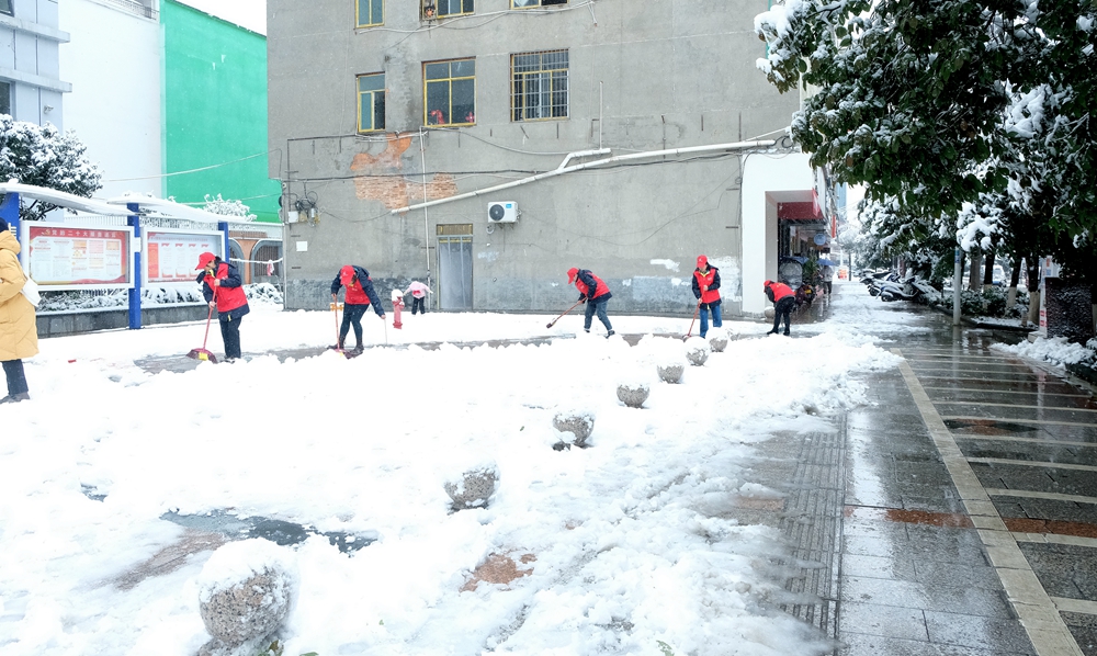 貴州天柱：幹群齊心 除雪保安全_fororder_縣電力局幹部職工在清掃單位門口路面的積雪。.JPG