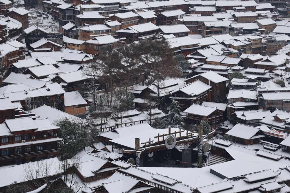 貴州雷山西江千戶苗寨迎來降雪  冬日雪景如畫_fororder_1月22日，貴州省雷山縣西江千戶苗寨迎來2024年第一場降雪。圖為苗寨夢幻般的雪景。8