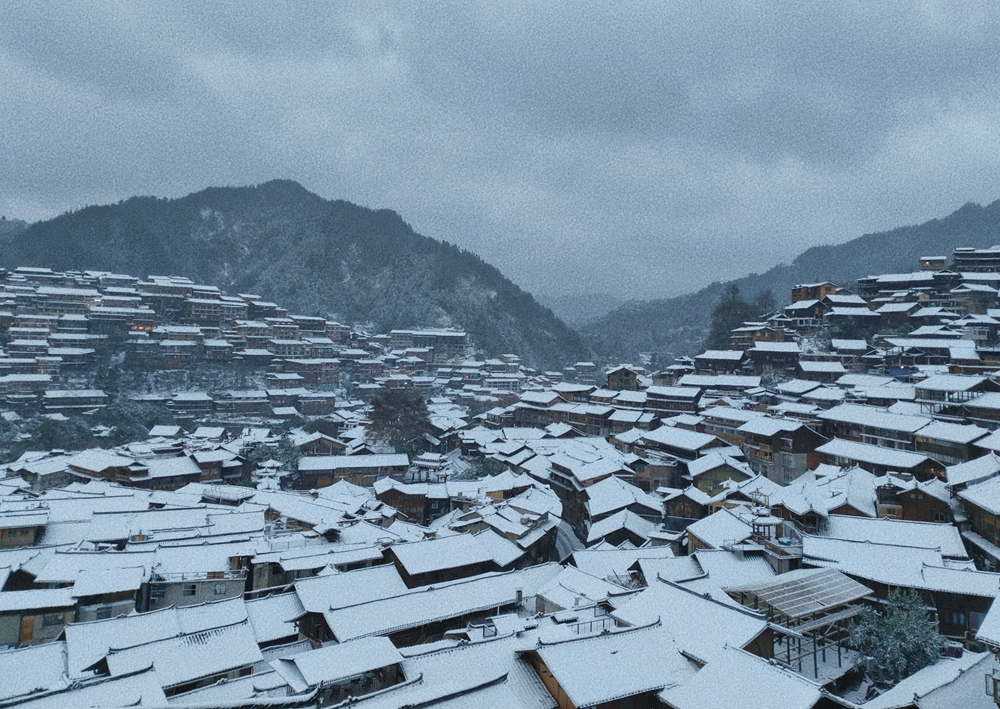 貴州雷山西江千戶苗寨迎來降雪  冬日雪景如畫_fororder_1月22日，貴州省雷山縣西江千戶苗寨迎來2024年第一場降雪。圖為苗寨夢幻般的雪景。4