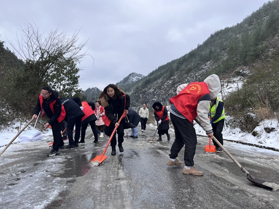 貴州惠水：“志願紅”融化瑞雪保出行_fororder_e00f32d5640a7a49762e1a571143bf3