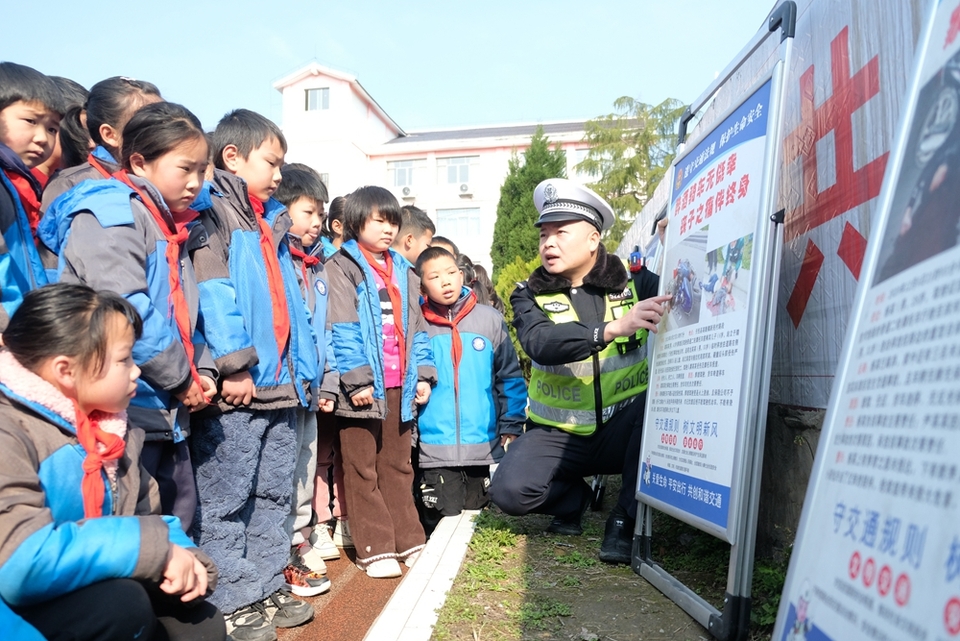 貴州天柱各學校開展“安全第一課 護航新學期”活動_fororder_交警為學生講解交通安全注意事項.JPG