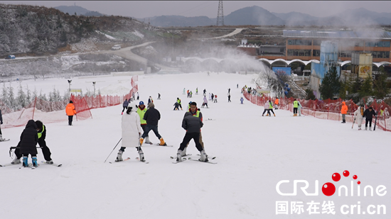 “貴州山居丨沐山風•踏雪‘黔’行”網絡傳播接力活動在貴陽舉行_fororder_滑雪2