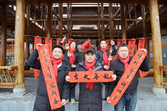 貴州民族大學派駐鎮遠縣報京鄉駐村工作隊開展“送春聯 迎新春”活動_fororder_IMG_0422.JPG