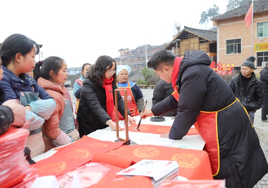 貴州民族大學派駐鎮遠縣報京鄉駐村工作隊開展“送春聯 迎新春”活動_fororder_IMG_0386.JPG