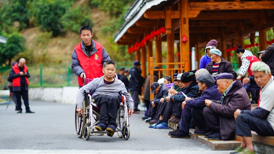 貴州榕江為老人提供健康義診服務 以實際行動弘揚雷鋒精神_fororder_2024年3月5日，在貴州省黔東南苗族侗族自治州榕江縣敬老院，青年志願者正服務行動不便的老人。.JPG