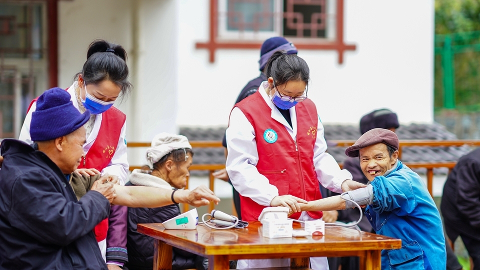 貴州榕江為老人提供健康義診服務 以實際行動弘揚雷鋒精神_fororder_2024年3月5日，在貴州省黔東南苗族侗族自治州榕江縣敬老院，縣人民醫院醫護人員免費為老人測量血壓、檢查身體。 (4).JPG