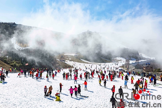 貴州六盤水：從山頂到山底 解鎖“南國冰雪城”的冬日限定快樂_fororder_玉舍雪山滑雪場·王貴軍  攝 (10)