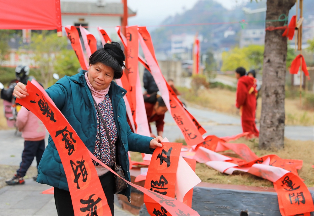 貴州雷山：寫春聯迎新春_fororder_2023年2月2日，在貴州省黔東南苗族侗族自治州雷山縣龍頭街道移民安置點，居民在挑選春聯