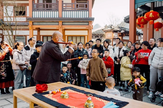 神獸鬧春、新春遊園、民俗會 貴州都勻各景區景點花式慶龍年_fororder_秦漢影視城4