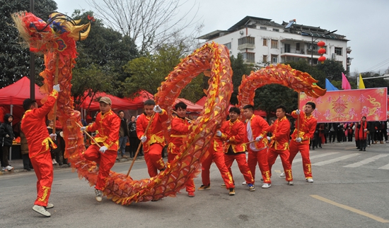 貴州雷山：龍燈花燈聯袂打造“熱騰騰”元宵民俗大餐_fororder_。楊再輝攝