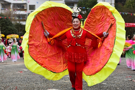 貴州雷山：龍燈花燈聯袂打造“熱騰騰”元宵民俗大餐_fororder_活動現場蚌殼精造型的花燈。李高莉攝.JPG