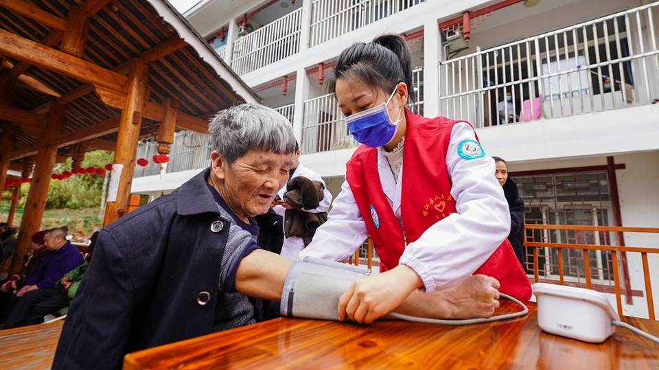 貴州榕江為老人提供健康義診服務 以實際行動弘揚雷鋒精神_fororder_2024年3月5日，在貴州省黔東南苗族侗族自治州榕江縣敬老院，縣人民醫院醫護人員免費為老人測量血壓、檢查身體。 (2).JPG