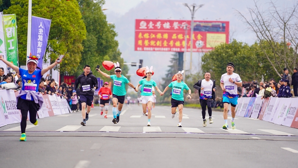 貴州榕江2024半程馬拉松賽鳴槍開跑_fororder_2024年3月10日，參賽選手在貴州省黔東南苗族侗族自治州榕江縣參加“2024榕江半程馬拉賽”比賽中。 (1).JPG