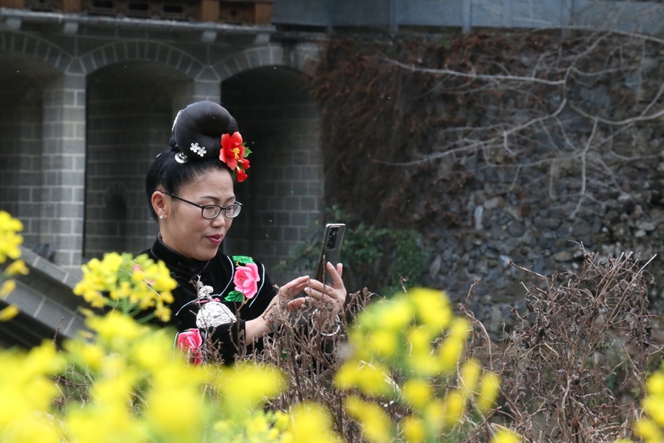 貴州雷山郎德苗寨：油菜花盛景催生“花經濟”_fororder_圖為遊客在旅拍3.JPG