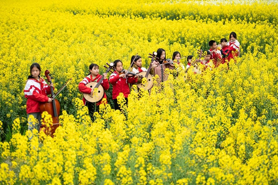 貴州天柱：農旅融合花海遊_fororder_天柱縣渡馬鎮少年宮學生在新民村花海練習吹奏