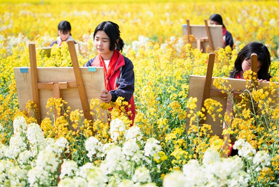 貴州天柱：農旅融合花海遊_fororder_天柱縣注溪鄉小學學生在注溪花海寫生