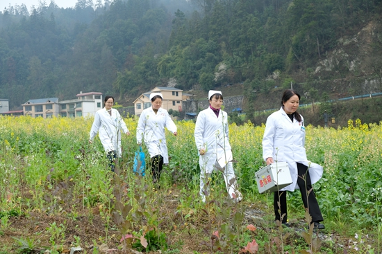 貴州天柱邦洞街道中心衛生院：簽約服務暖民心_fororder_走村串寨去義診.JPG