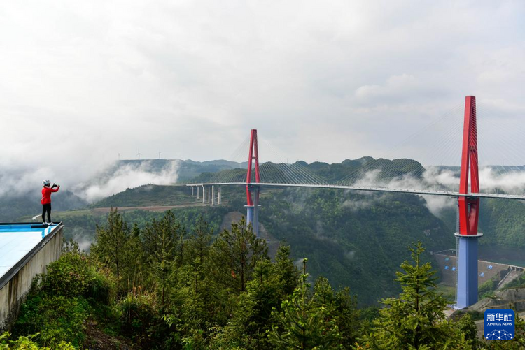 貴州龍裏河大橋建成通車