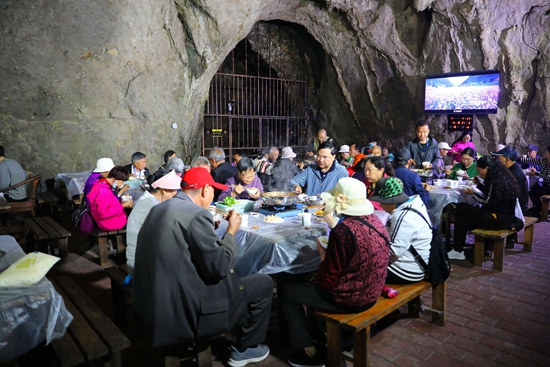 貴州綏陽：“五一”玩法上新 打開文旅消費新方式_fororder_紅果樹洞穴火鍋（潘婭攝）.JPG