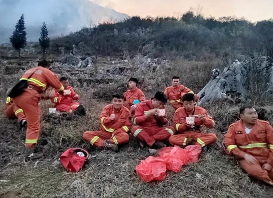 六盤水市水城區森林消防救援大隊大隊長畢加偉：逆火而行的火場“總指揮員”_fororder_640 (2)