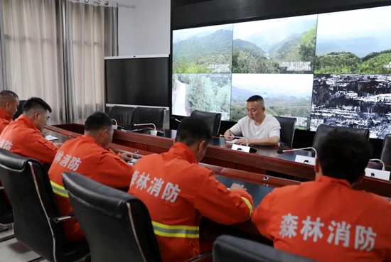 六盤水市水城區森林消防救援大隊大隊長畢加偉：逆火而行的火場“總指揮員”_fororder_640 (3)