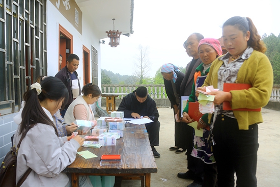 貴州威寧：上春山採春茶  一葉新一業興_fororder_7、村民領取茶園土地流轉費（2024年4月7日，威寧縣爐山鎮香爐山茶園   彭凱 攝）