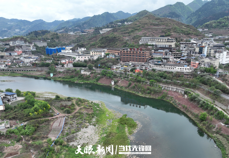 （中首）“飛閱”貴州茅臺鎮