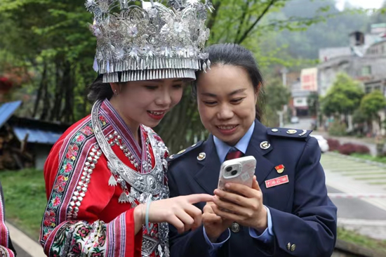 貴州稅務：稅“惠”賦能旅遊産業 約您一起“上春山”_fororder_圖為青年稅務幹部在九洞天景區向遊客宣傳稅收法律法規