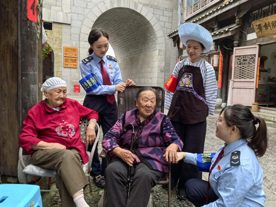 貴州稅務：稅“惠”賦能旅遊産業 約您一起“上春山”_fororder_圖為貞豐縣稅務局稅務幹部在古鎮宣傳稅收優惠政策