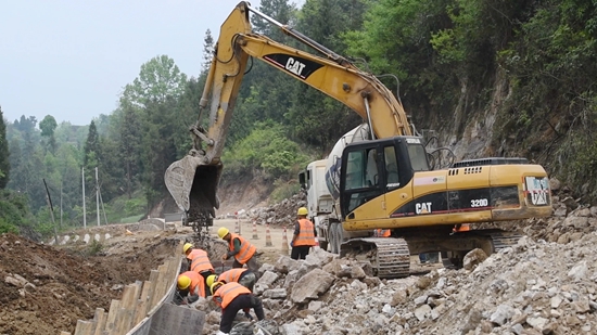 貴州鎮遠G211大地至小田溪公路改擴建工程火熱施工_fororder_4月16日(1)