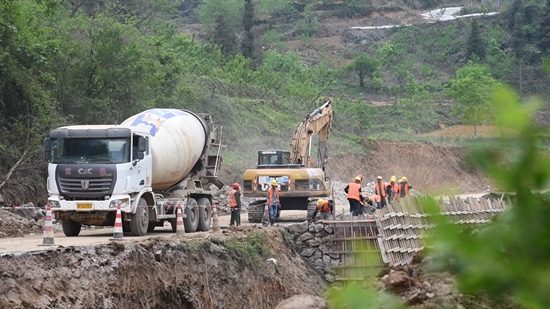 貴州鎮遠G211大地至小田溪公路改擴建工程火熱施工_fororder_4月16日(6)