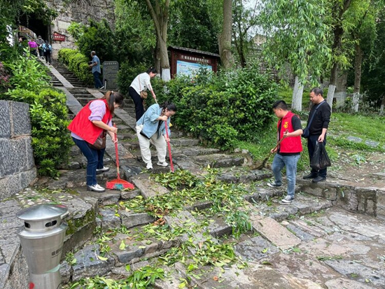 貴州鎮遠縣㵲陽鎮：黨員幹部齊上陣 開啟雨後“修復模式”_fororder_rBABCWYgi4qADdqwAAAAAAAAAAA51.2536x1902.750x563