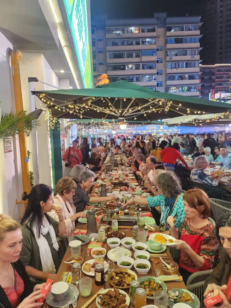 歌舞飛揚 美食飄香：法國文化交流團“玩轉”青雲市集