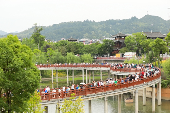 貴州天柱：以“歌”為媒 以“節”促旅 文旅融合發展走向“詩意遠方”_fororder_邦洞“四月八耕牛文化節”，半島公園遊人如織.JPG