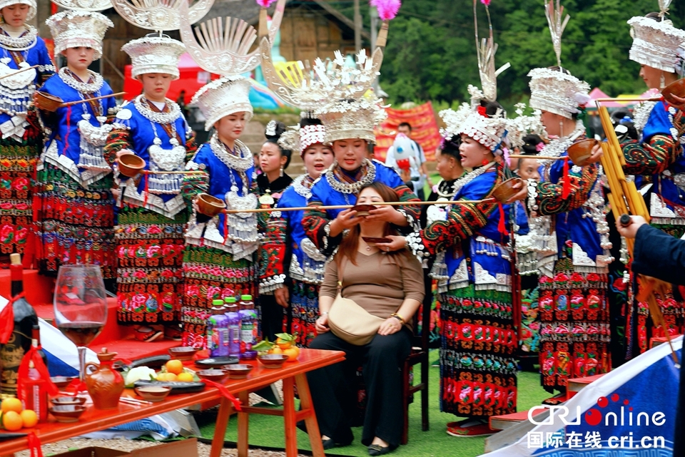 貴州凱里朗利苗寨舉行鼓藏節“起鼓年”民俗活動_fororder_苗家敬酒最高禮儀“高山流水”  攝影  楊展淩