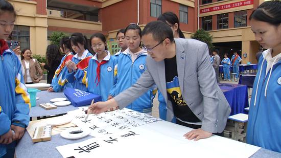 貴州鍾山：優秀書畫進校園 翰墨飄香潤桃李_fororder_書畫家現場創作