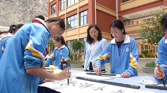 貴州鍾山：優秀書畫進校園 翰墨飄香潤桃李_fororder_學生書畫比賽現場01