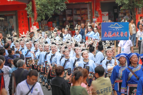 貴州天柱：以“歌”為媒 以“節”促旅 文旅融合發展走向“詩意遠方”_fororder_苗侗同胞身著盛裝參加邦洞“四月八”巡遊2.JPG