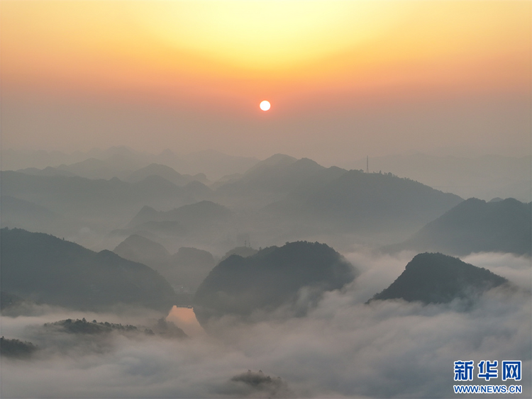 貴州畢節：日出雲海美如畫