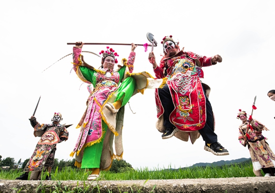 貴州天柱：草根侗戲團  唱響“好聲音”_fororder_天柱縣渡馬鎮楊柳村侗戲展演活動演員在排練。