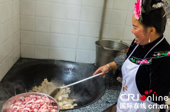 貴州黔東南雷山“苗年”中的“團年飯”　（組圖）