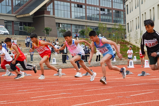 貴州威寧第二屆中小學生田徑運動會開幕_fororder_6月14日，在威寧縣第二屆中小學生田徑運動會現場，運動員們聞令飛奔。（趙慶能 攝）.JPG