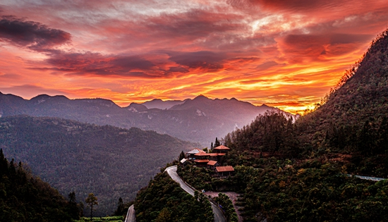 貴州盤州：雲瀑奇觀似仙境_fororder_雲霞下的天橋村。聶康 攝