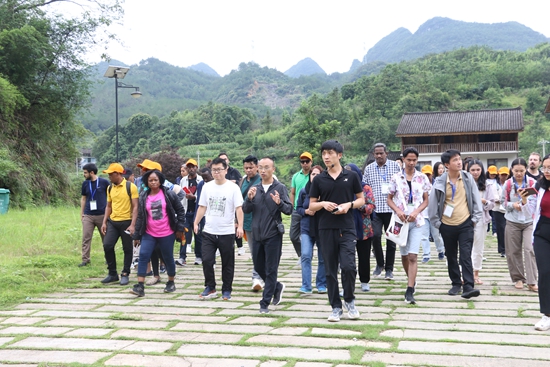 發展中國家生物多樣性可持續發展研修班貴州荔波研修之旅圓滿結束_fororder_在朝陽鎮洪江國際藝術村參觀美育基地.JPG