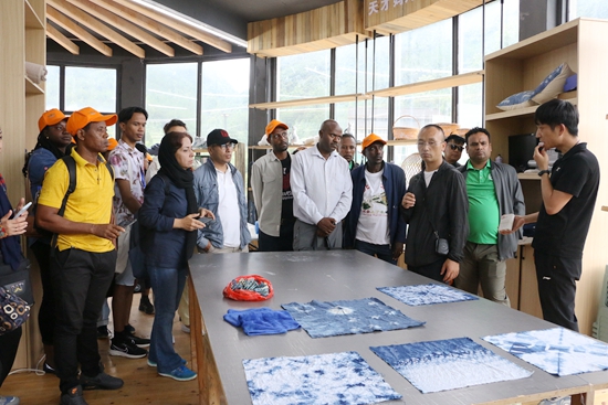 發展中國家生物多樣性可持續發展研修班貴州荔波研修之旅圓滿結束_fororder_在朝陽鎮洪江國際藝術村參觀“天才媽媽”粘膏染夢想工坊.JPG