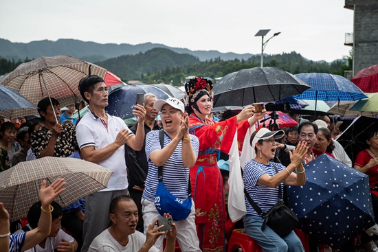 貴州天柱：草根侗戲團  唱響“好聲音”_fororder_天柱縣渡馬鎮楊柳村侗戲展演活動現場 觀眾熱烈鼓掌。