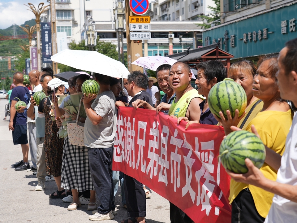 貴州鎮遠：市民歡送各地搶險救災馳援隊伍_fororder_鎮遠縣社區居民歡送抗洪搶險馳援隊伍 （車逢路  攝）.JPG