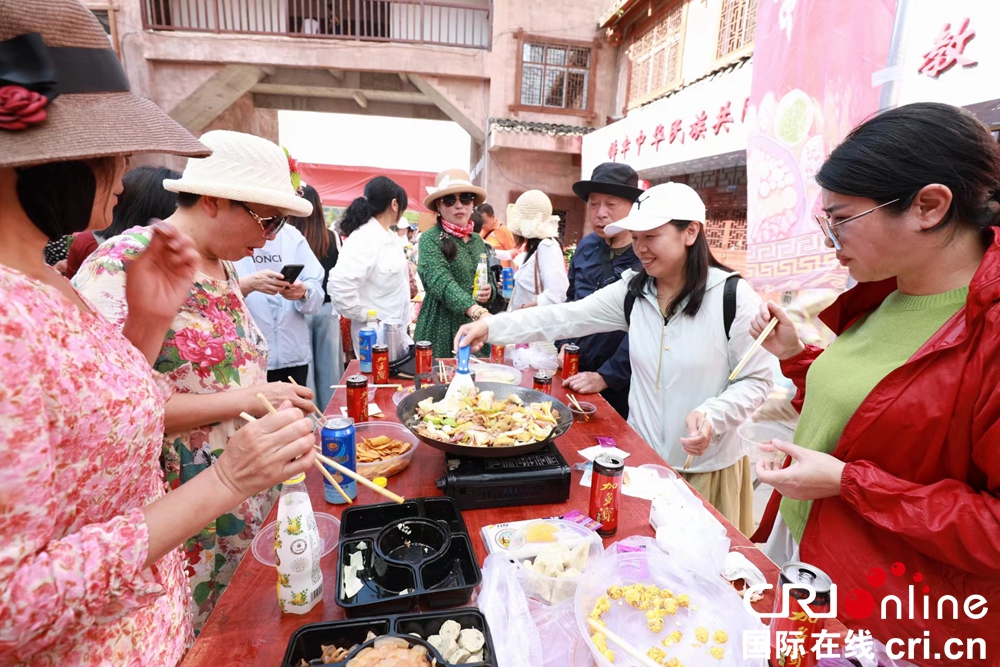 貴州水城海坪街道舉行特色烙鍋節 遊客爭“香”品味美食_fororder_77de3db8057cf7556defe56c83204c4