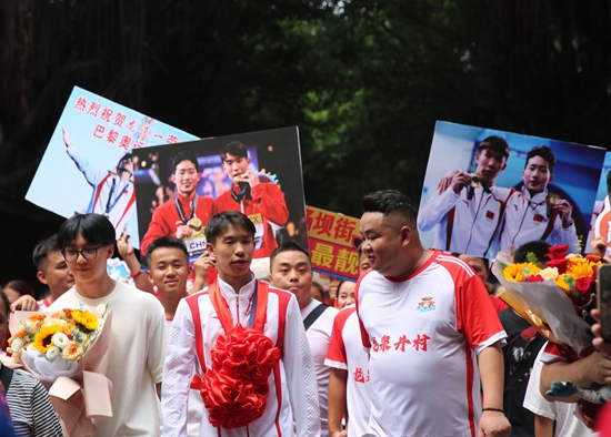 奧運冠軍龍道一載譽返鄉 家鄉人民熱情迎接_fororder_微信圖片_20240824140110