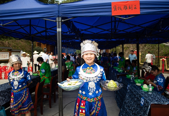 貴州天柱：秘境蜜餞匠心傳_fororder_天柱縣地湖鄉”柚蜜姑娘“雕花蜜餞小選手吳越在展示作品。